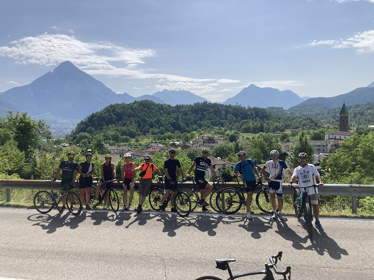 Villa Di Verzegnis: punto panoramico con Baita Caratteristica sulla destra e panorama a sinistra