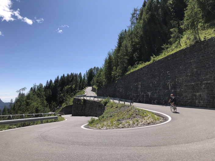 Tornanti verso Casera Razzo