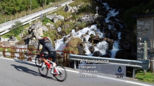 Grande cascata sulla destra.