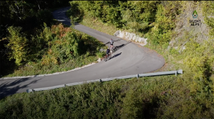 Tornanti ripidi attaccati.