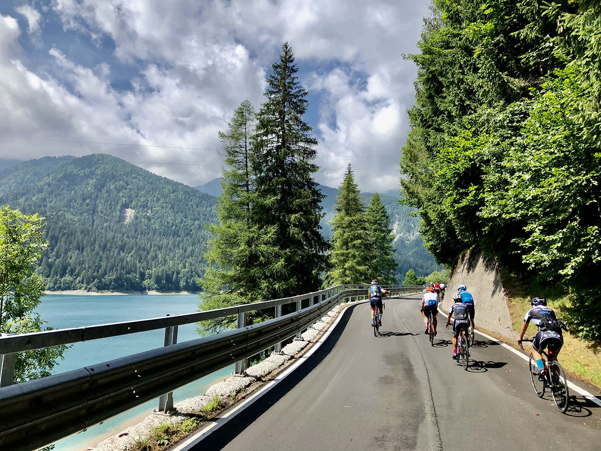 Pedalando attorno ad un lago incantato