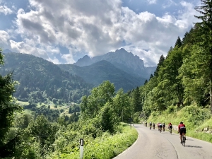 DIscesa verso strada vecchia di Paularo con il monte Sernio di fronte