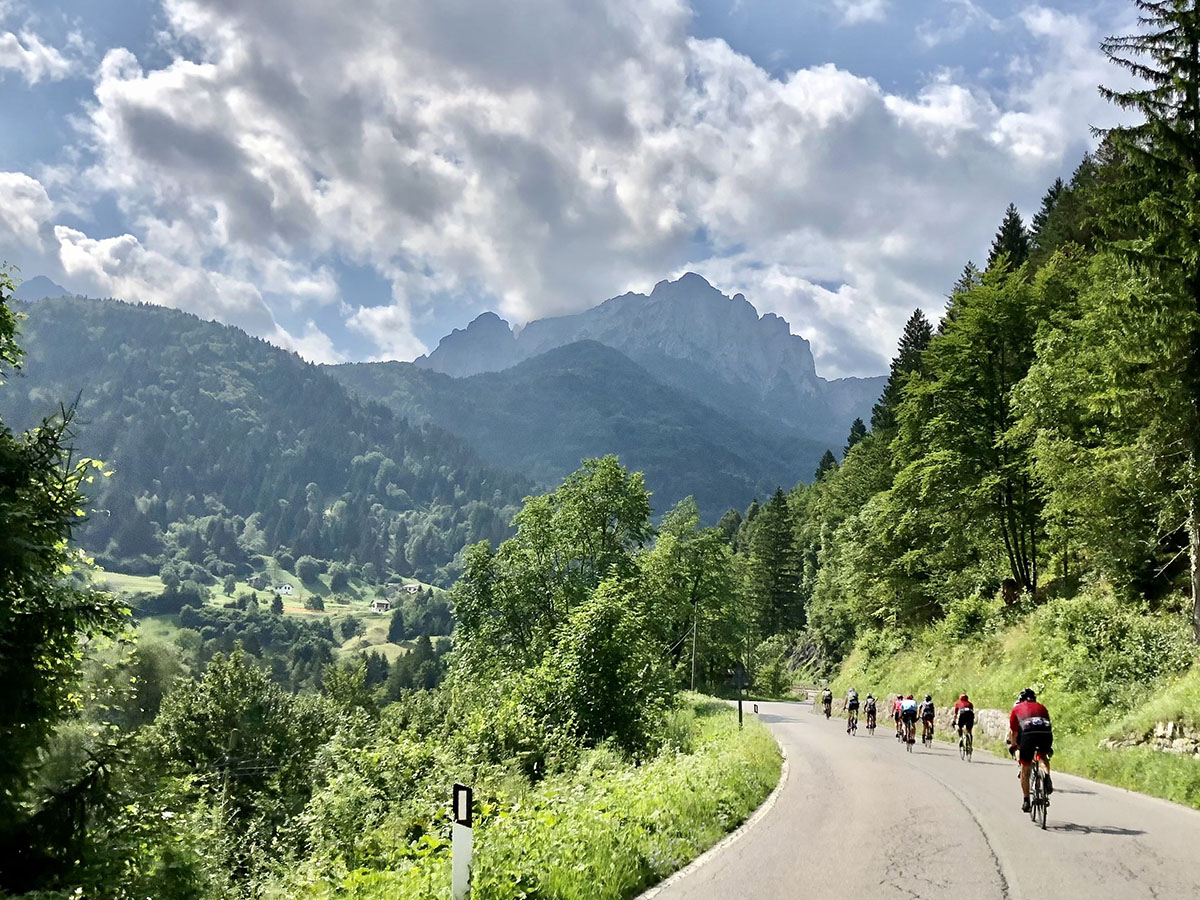 DIscesa verso strada vecchia di Paularo con il monte Sernio di fronte